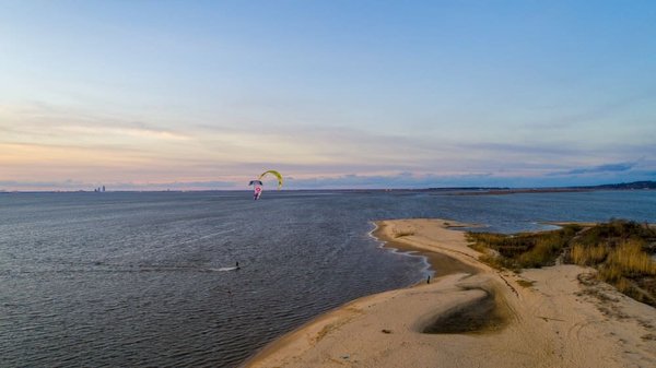 Which UK cruises include kite-surfing lessons off the Isle of Wight?