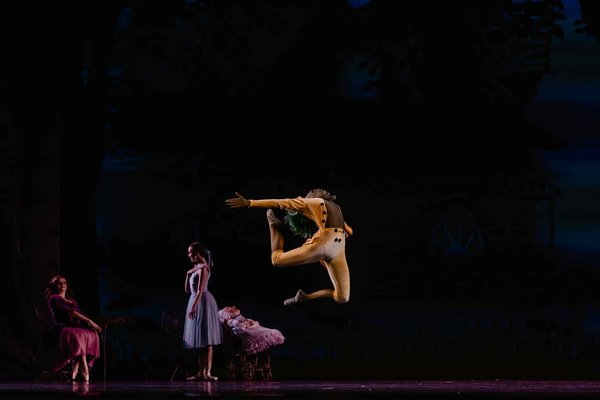 Where in the UK can tourists participate in Regency period dance workshops?