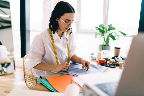 What are the best locations in England for hands-on workshops on traditional boat varnishing?