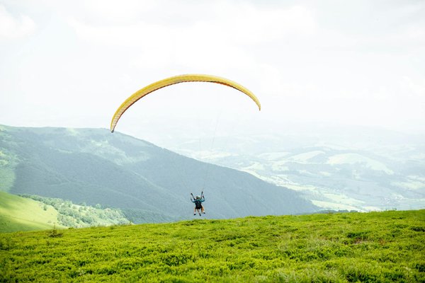 What are the best holiday rental locations in the Peak District for paragliding?