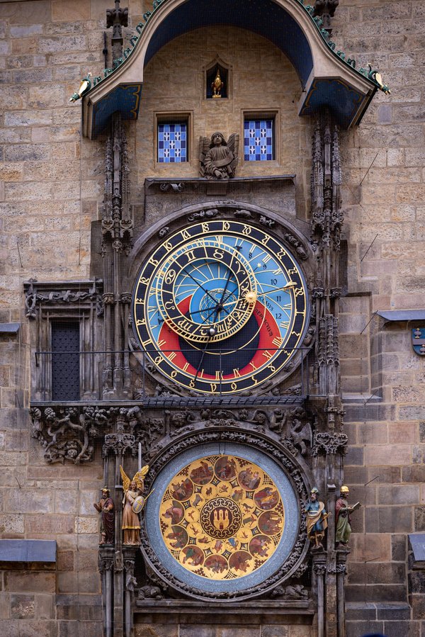 What are the off-peak periods for visiting the Edinburgh Zoo?